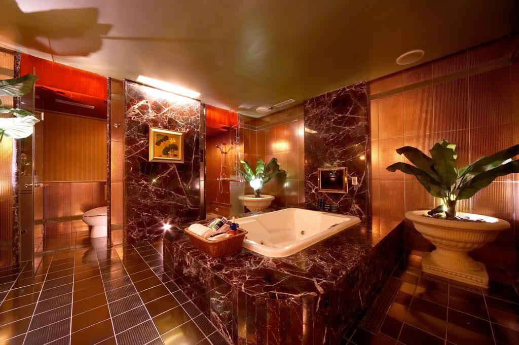 Wego Hotel - Linsen Taipei Bagian luar foto