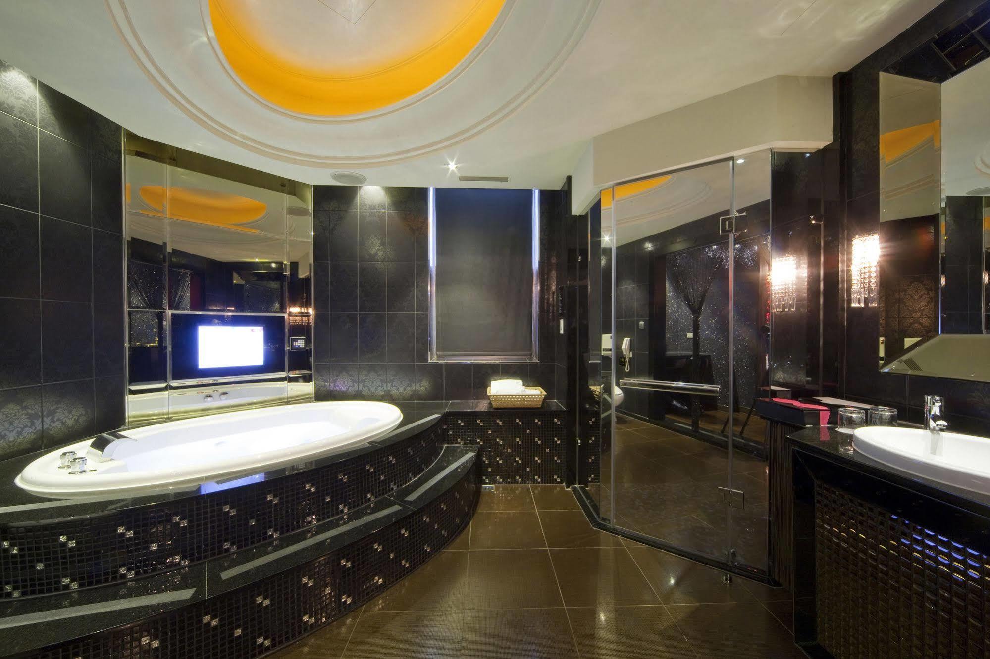 Wego Hotel - Linsen Taipei Bagian luar foto